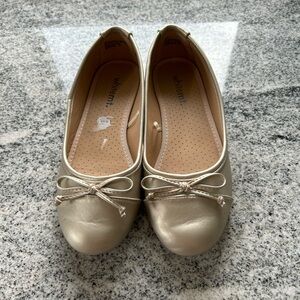 Womens 6 gold flats